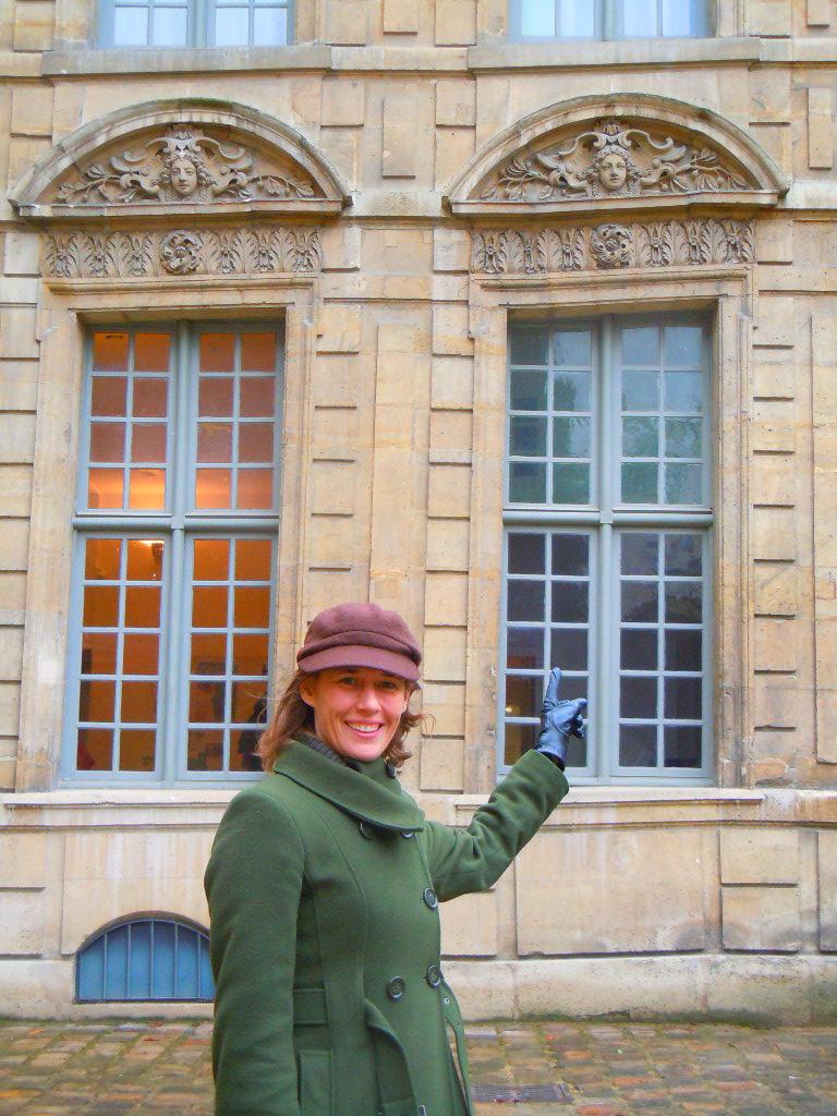 Une des fenêtres de l'Hôtel de Sully