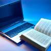 Un gros dictionnaire ouvert sur le clavier d'un laptop